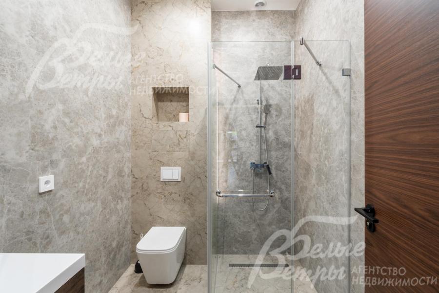 Санузел на первом этаже. Во всех санузлах - импортная сантехника