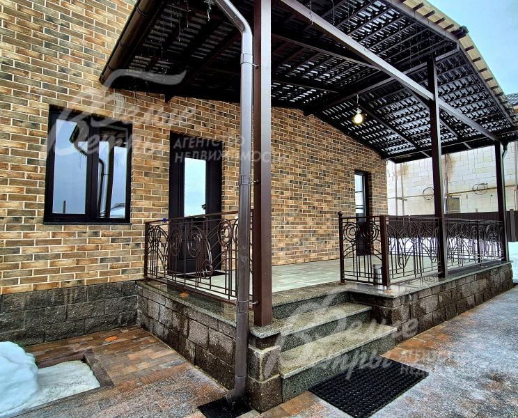 Терраса и внешние подоконники отделаны гранитом