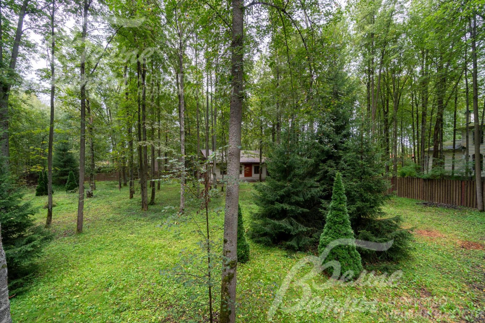 Участок расположен в приватной живописной локации в центре поселка