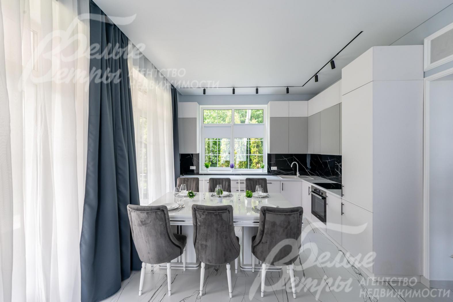 Кухня-столовая с выходом на террасу.