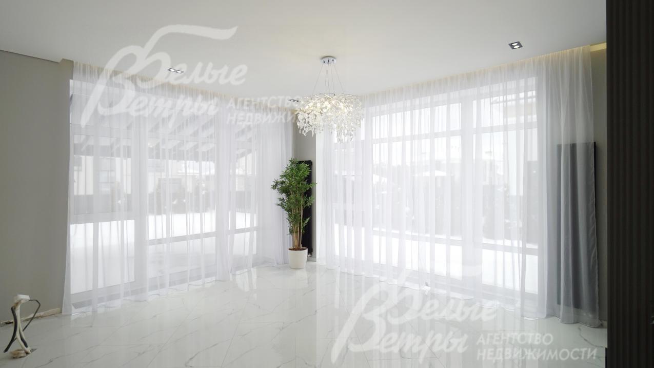 В кухне две стены - остекление от пола до потолка, с видом во двор