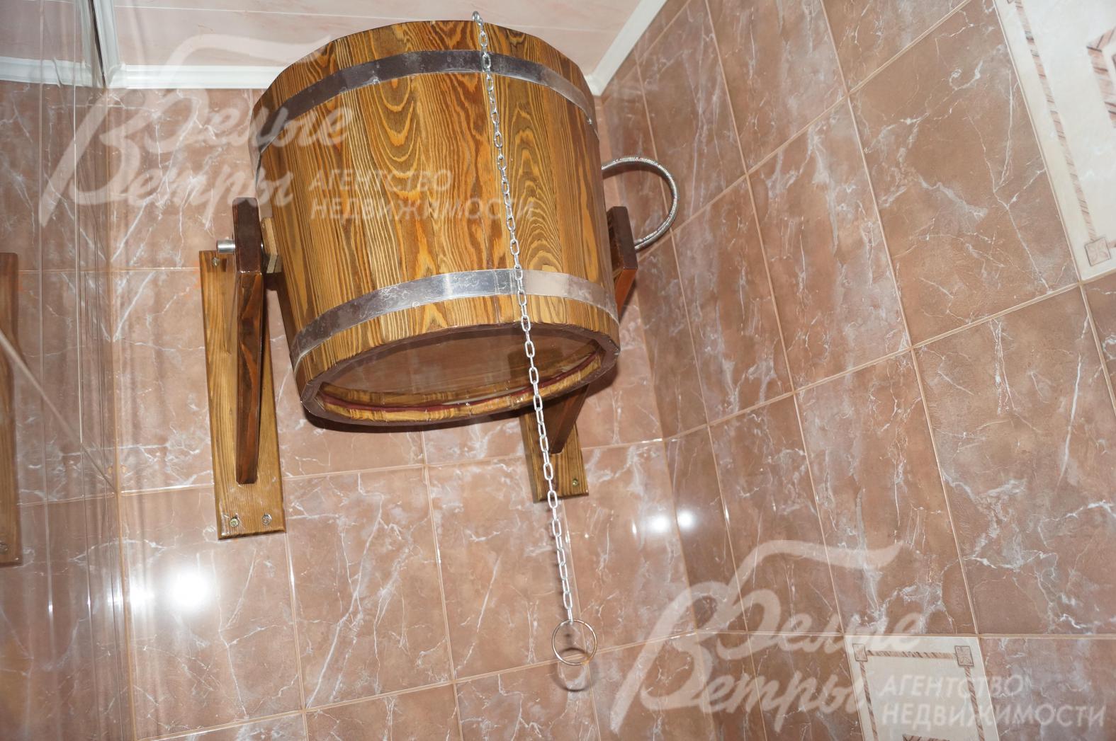 Ледяной душ возле сауны