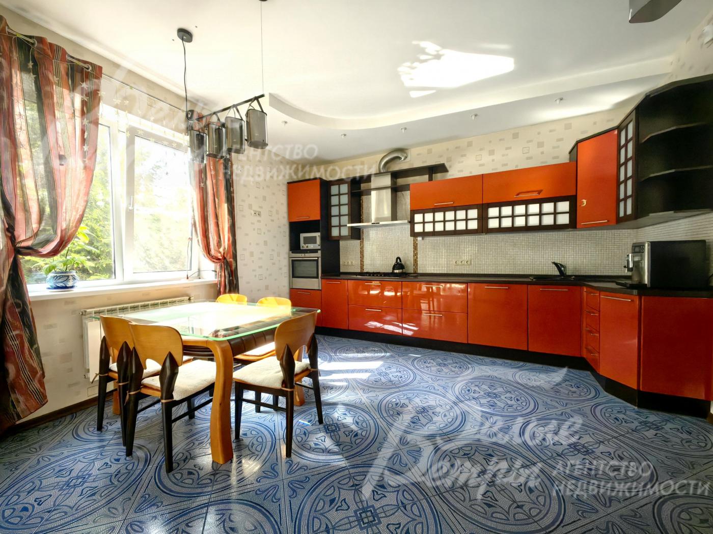 Кухня-столовая, укомплектованная всей необходимой техникой. 