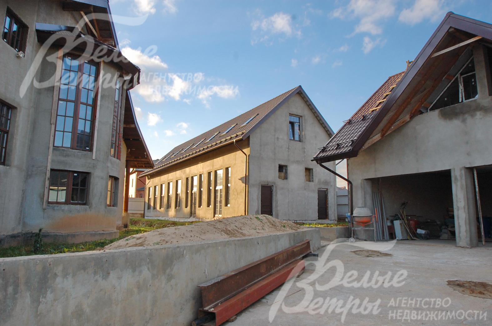 Слева основной дом, в центре - банкетный дом, справа - здание гаража с квартирой персонала на 2-ом этаже