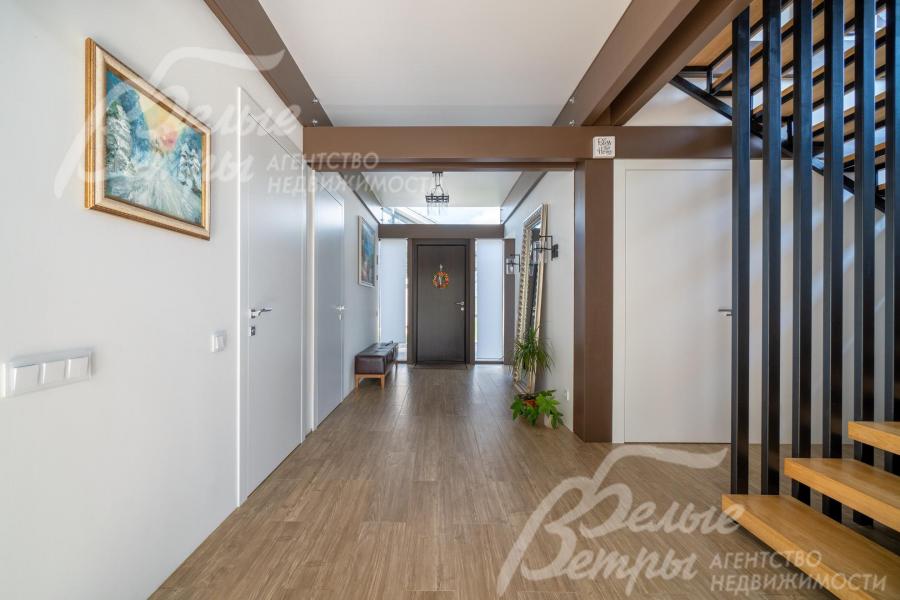 Прихожая. Стены в доме обшиты гипсокартонном в 2 слоя, покрашены в белый цвет