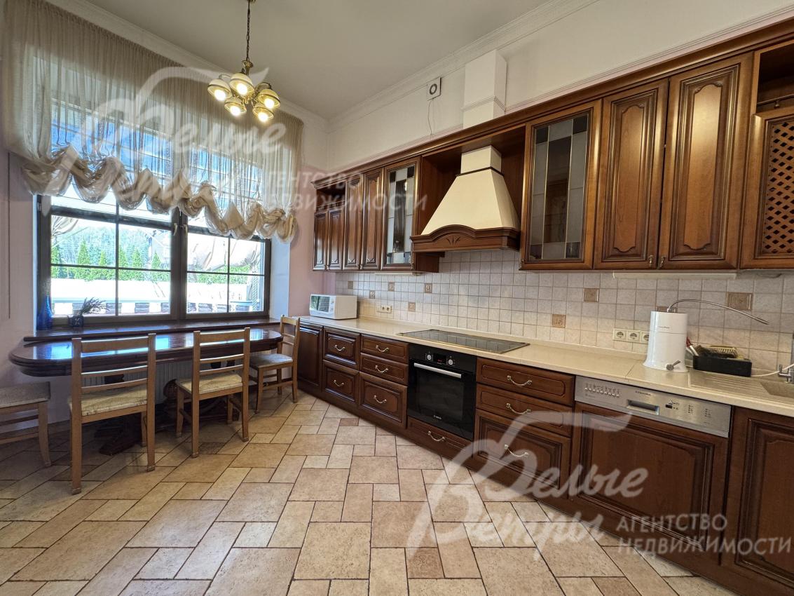 Кухня из массива, со встроенной техникой