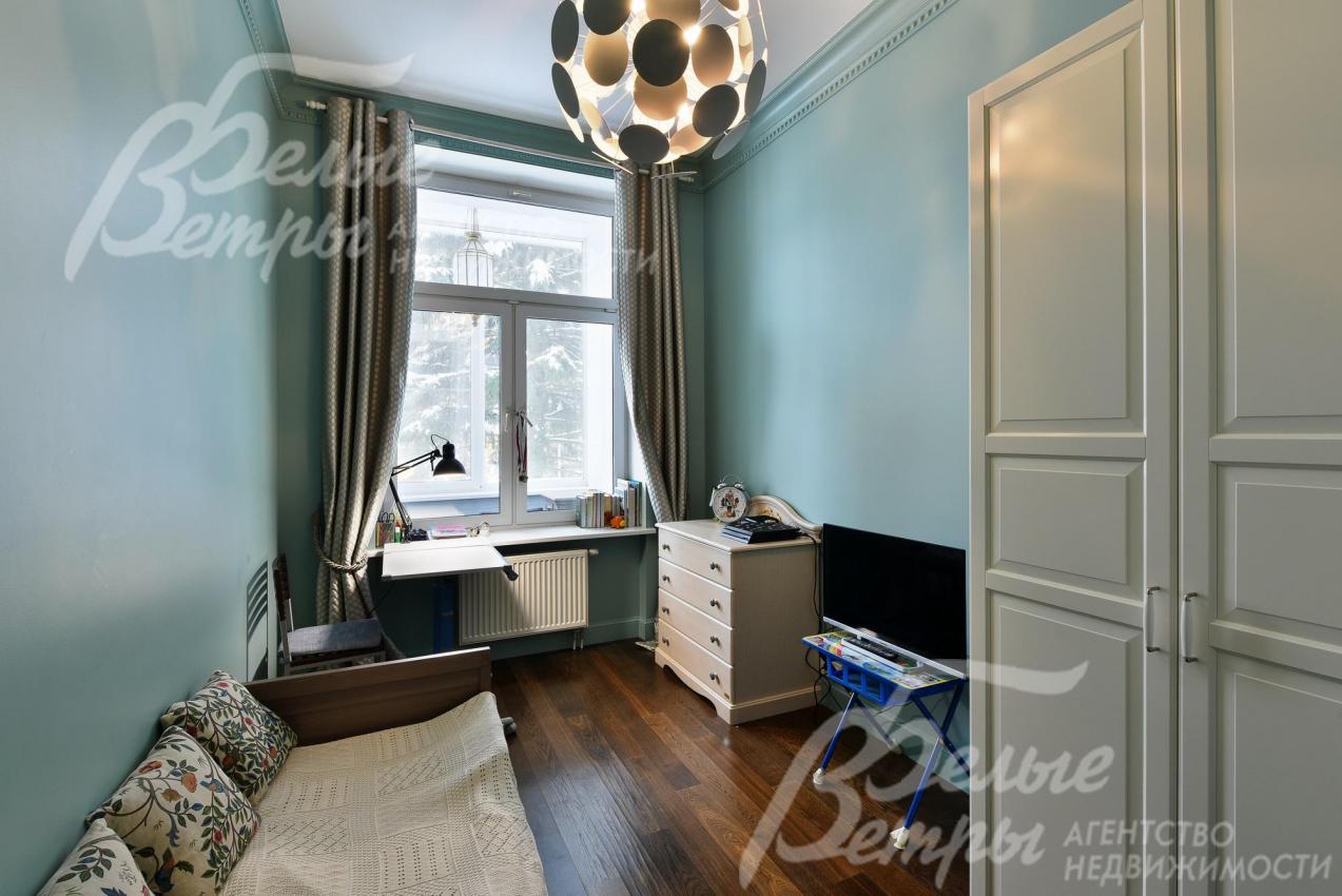 На полу в жилых помещениях массивная доска