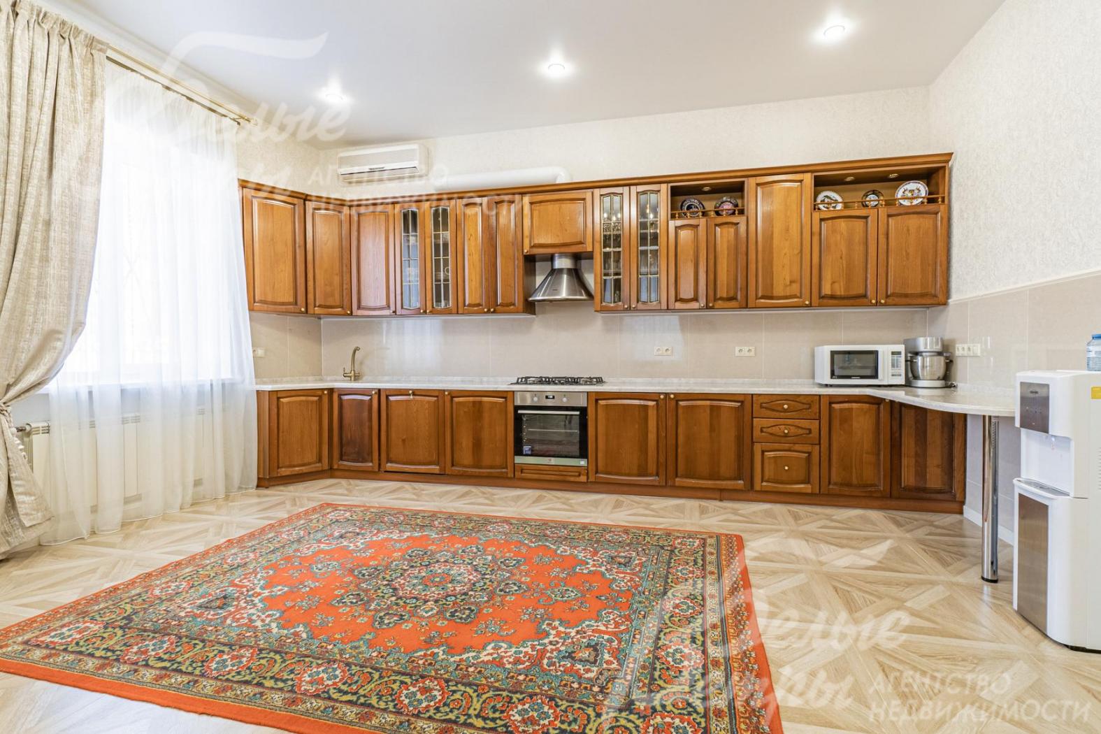 Кухня из массива ценных пород дерева со встроенной техникой