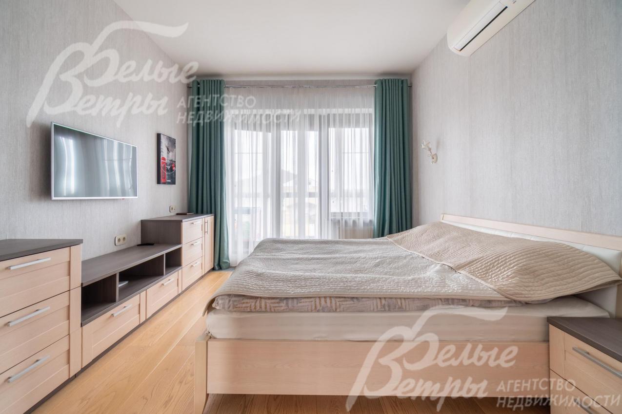 Спальня полностью меблирована, установлен телевизор