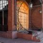 Дверь входной группы выполнена из массива дуба