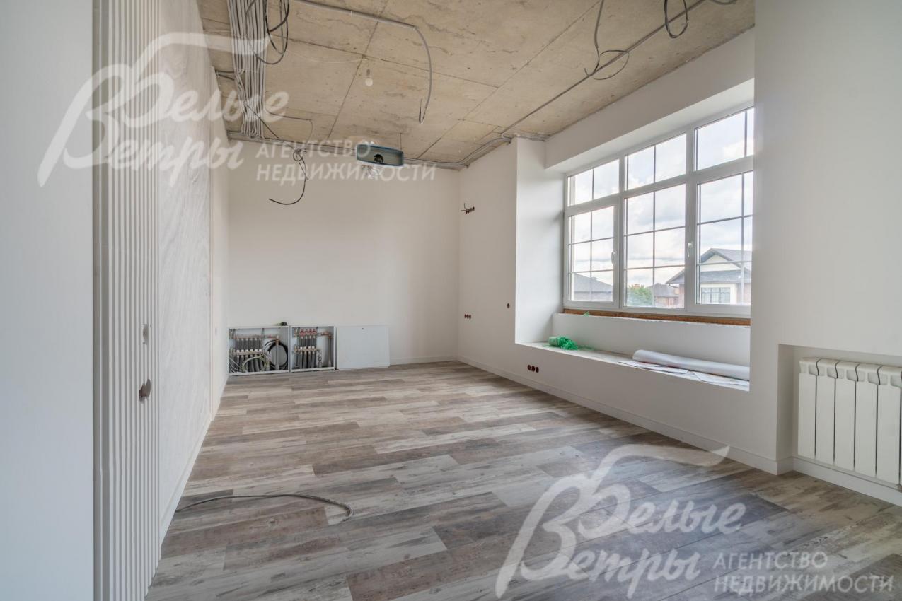 На полу в жилых комнатах на 2-м этаже уложен ламинат