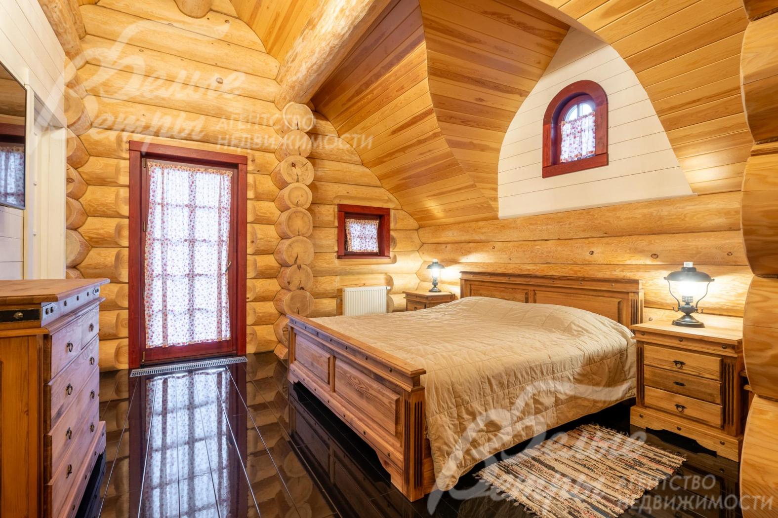 Одна из спален дома на 2-м этаже, двери на балконы – с перемычками и стёклами