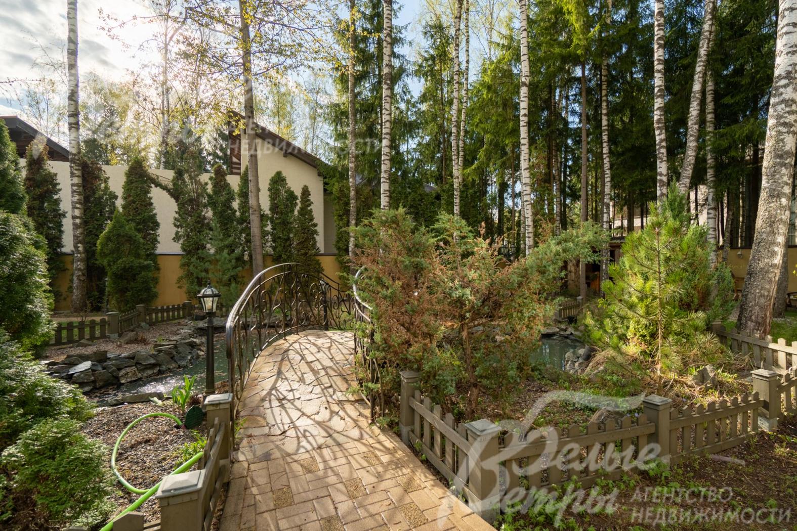 Выполнен дизайнерский ландшафт в стиле «лесного сада» с элегантным и запоминающимся оформлением территории