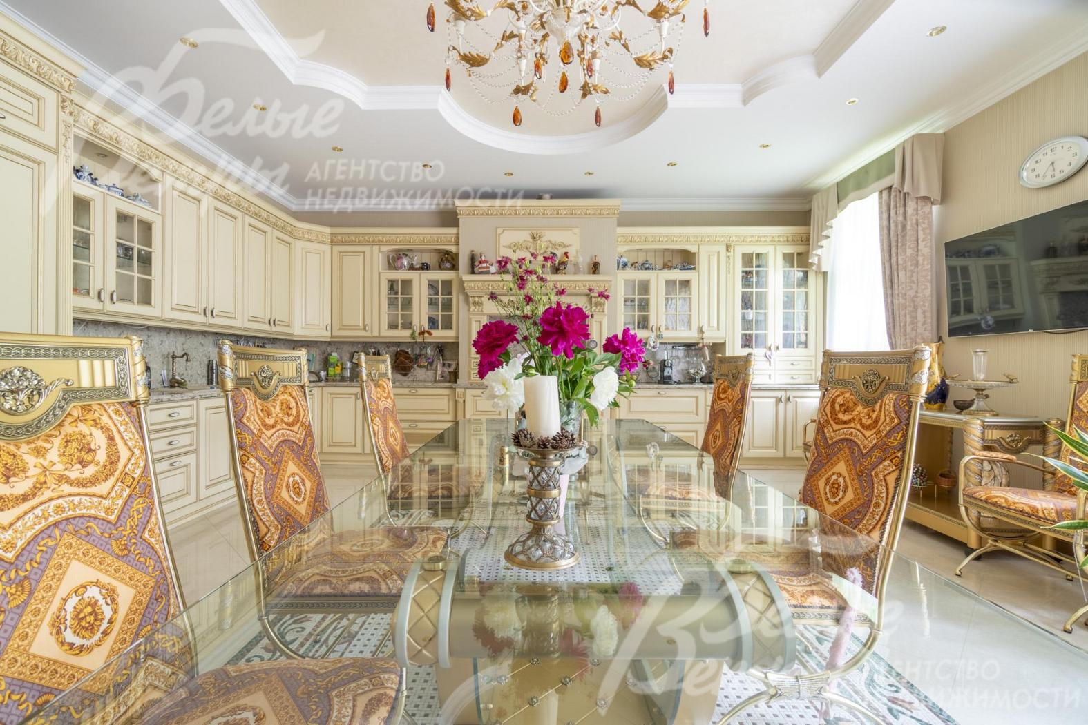 Обеденная группа на 6 персон с прозрачным столом и дизайнерскими стульями