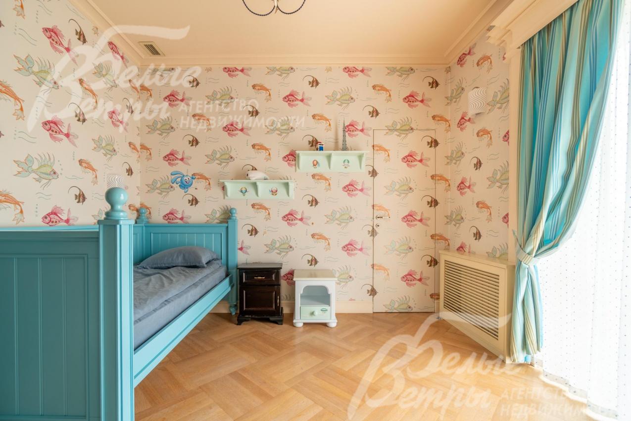 Одна из спален (детская) на втором этаже с выходом на балкон: спальня оборудована мебелью