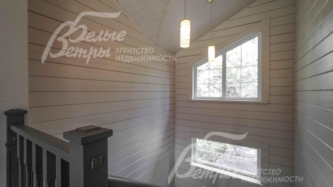 Светлый лестничный пролет 