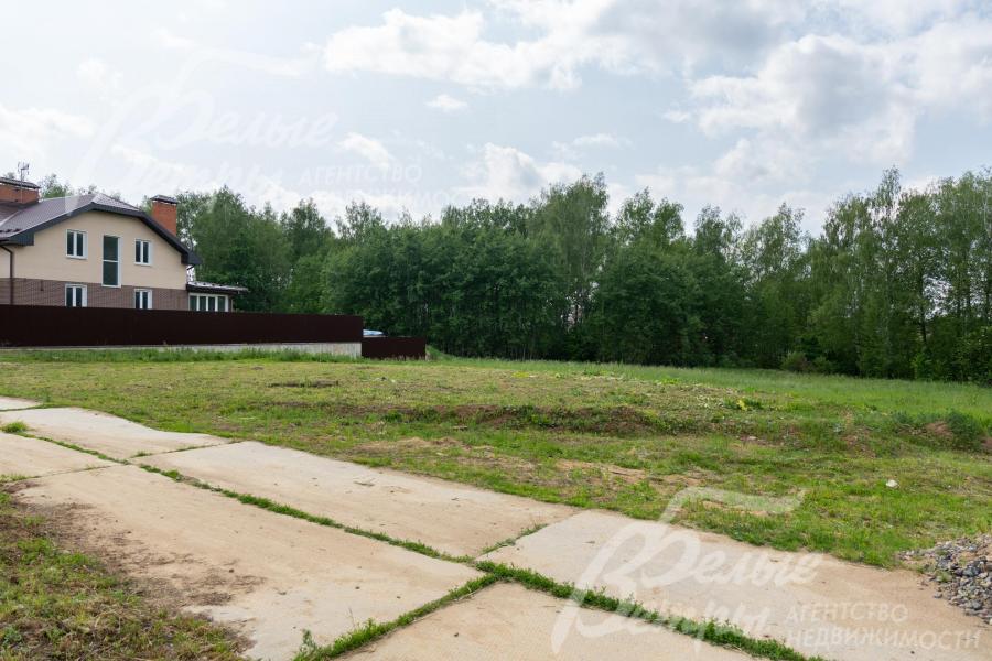 Участок находится в поселке комфорт-класса с центральными коммуникациями