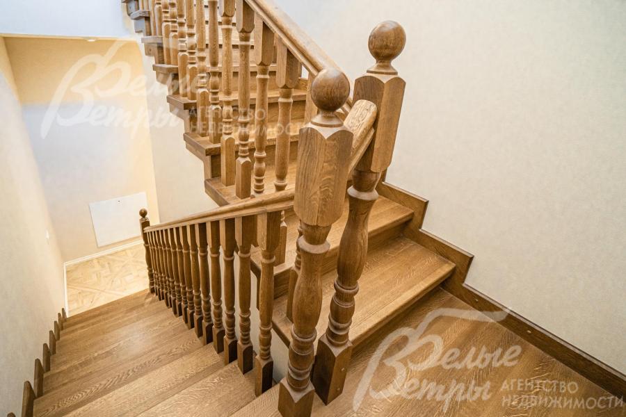 Лестница на монолитном основании отделана массивом дуба.