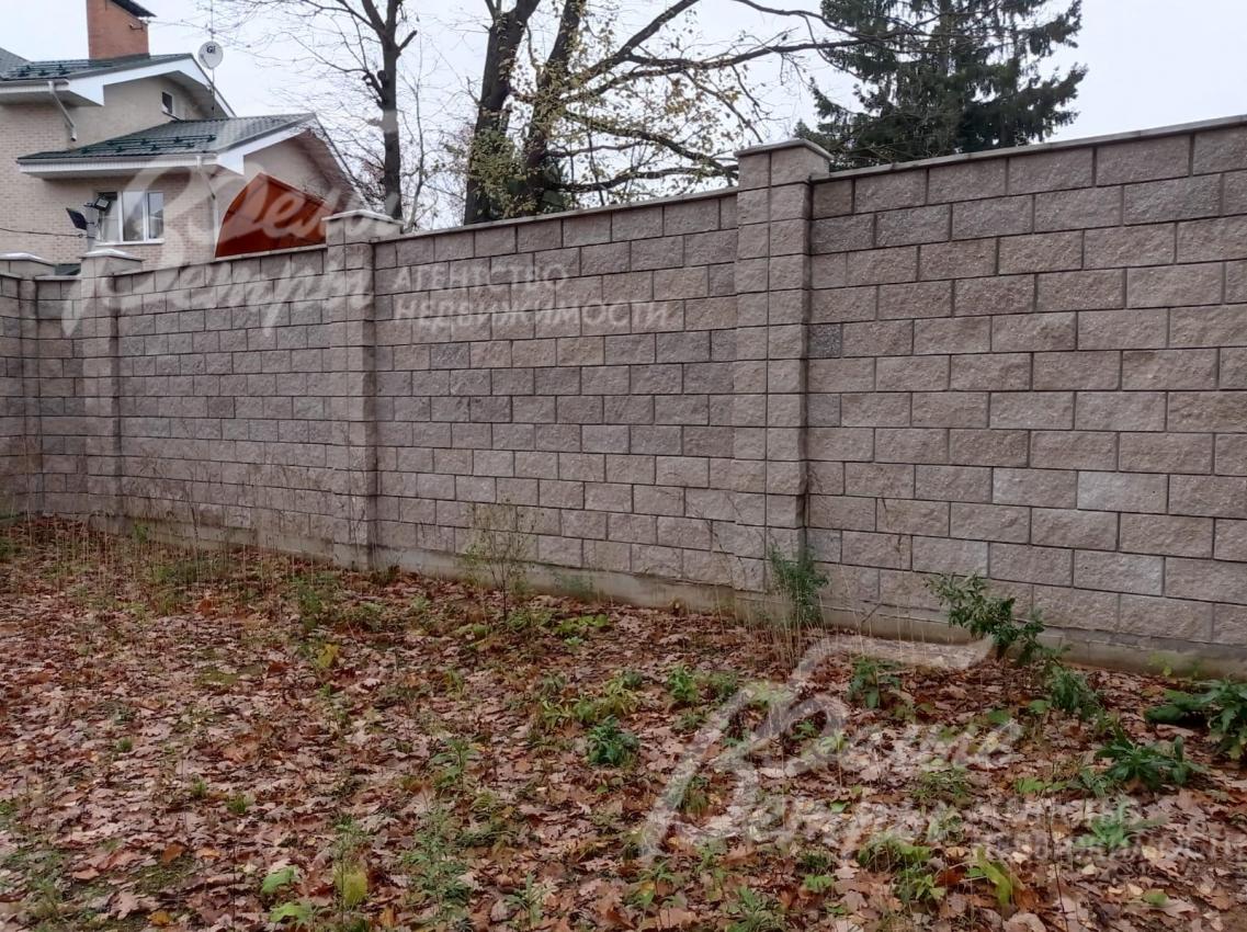 Огорожен 3-метровым каменным забором с задней стороны участка  