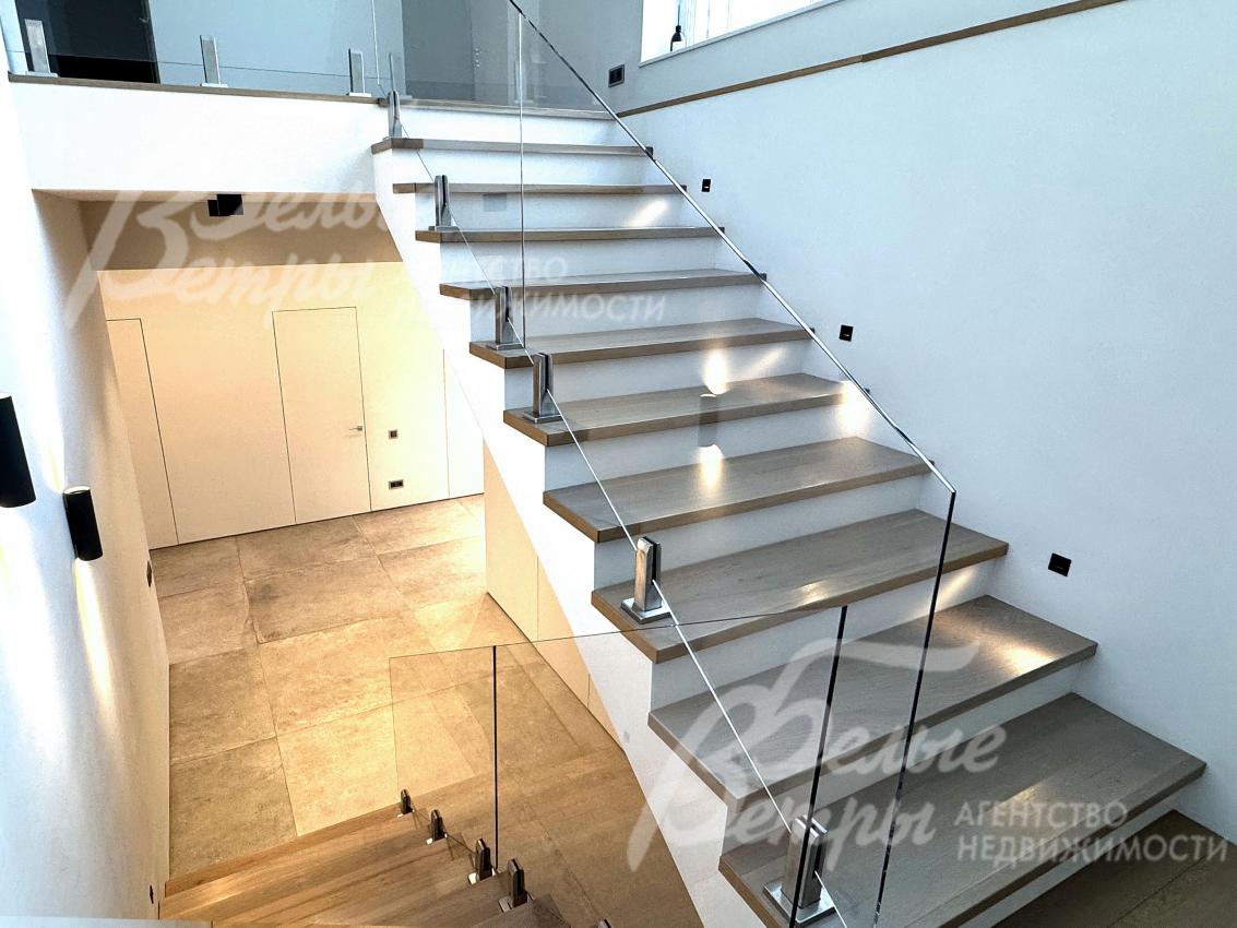 На ступенях инженерная доска со шпоном дуба