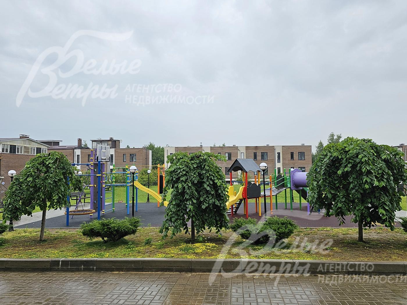 Современная детская площадка