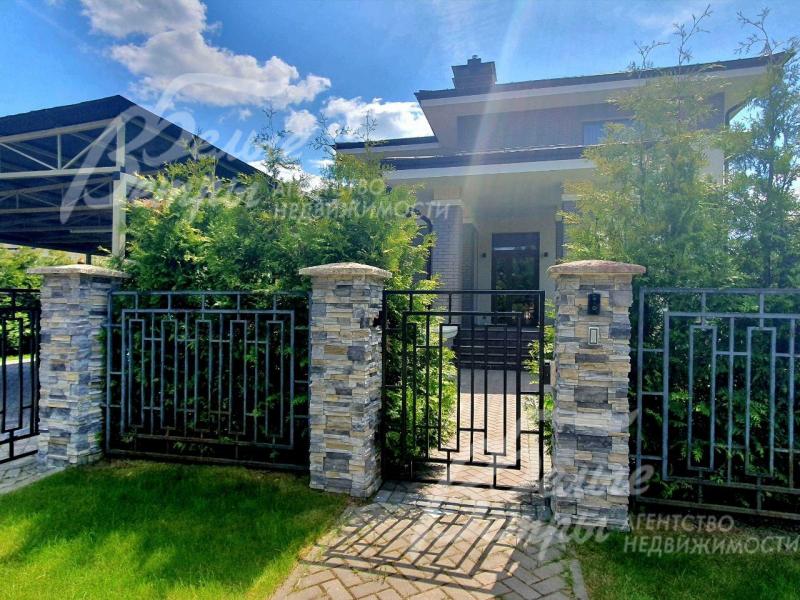 Забор участка в едином стиле поселка.