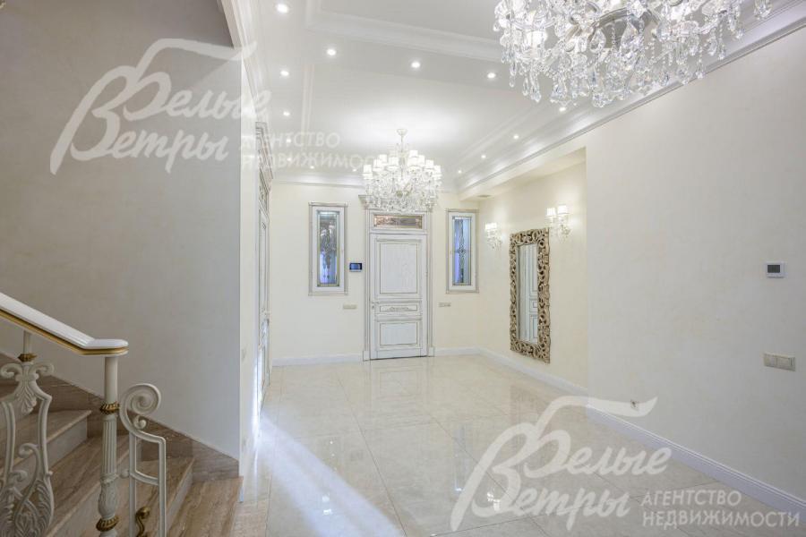 Холл первого этажа