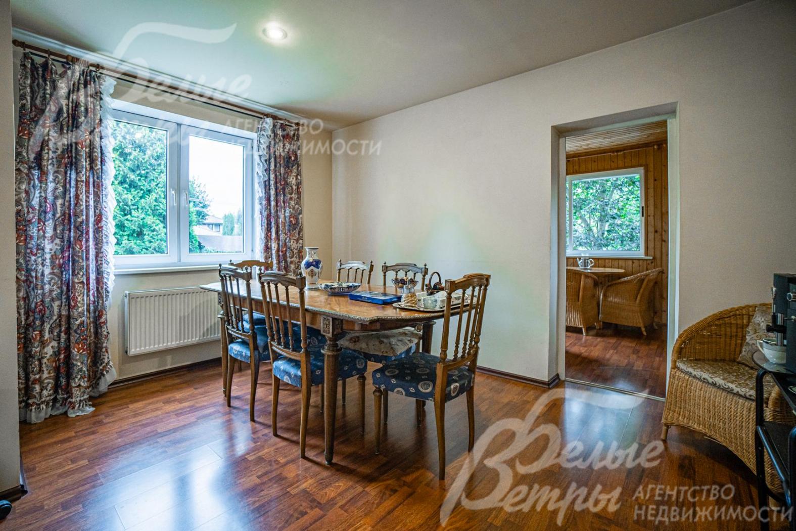 Столовая 14 кв.м с выходом на крытую веранду