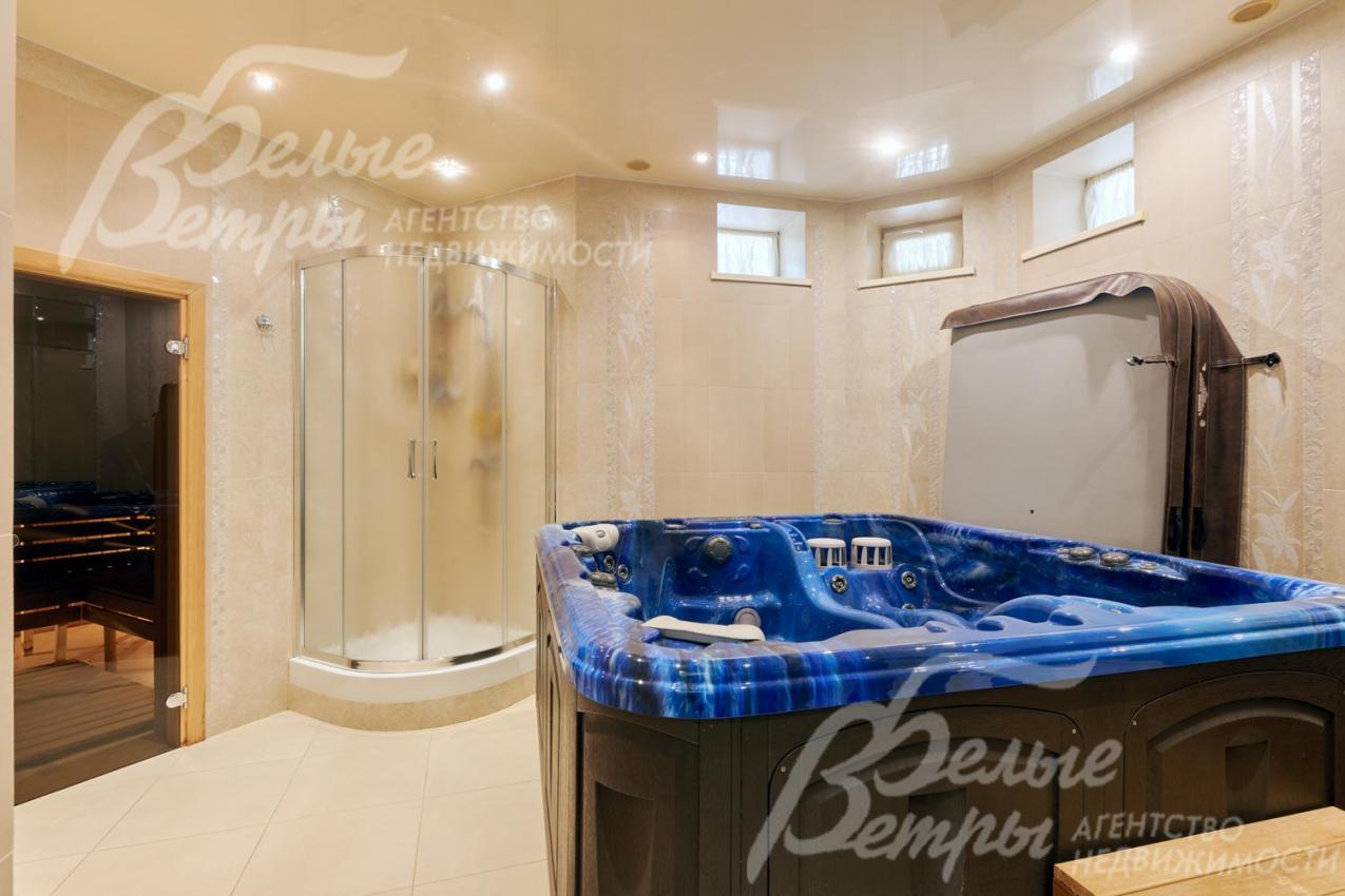 Спа-зона: джакузи с душевой (слева - вход в сауну)