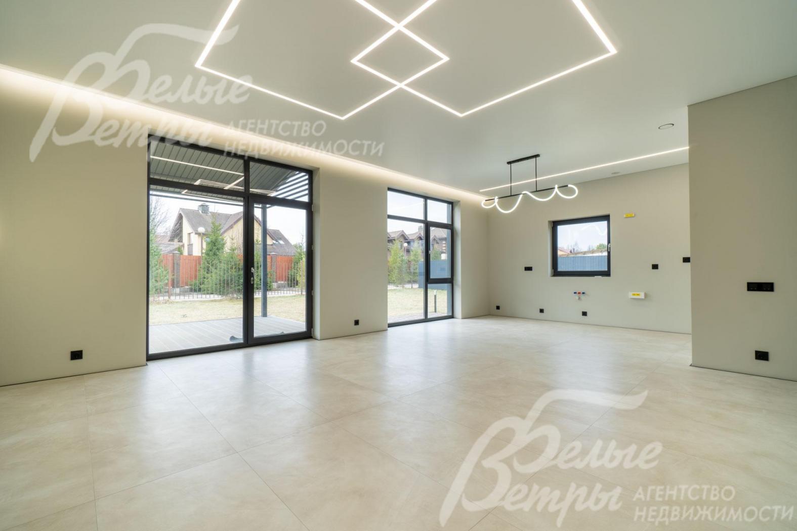 Зона кухни-гостиной-столовой 37 кв.м: с панорамными окнами и обустроенным окном над зоной мойки