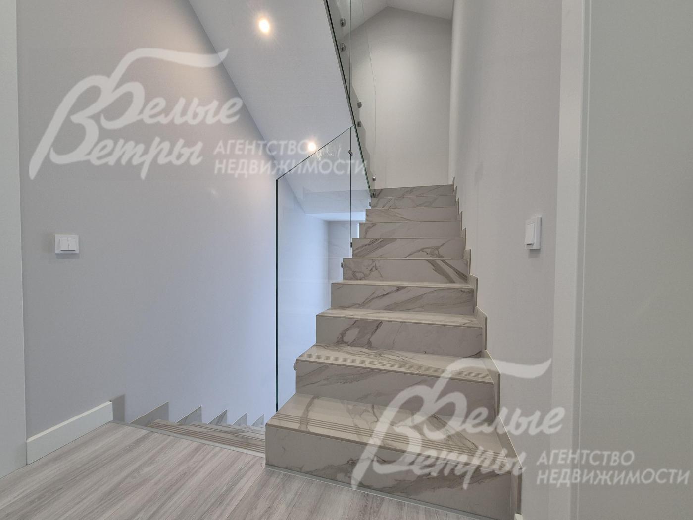 Монолитная лестница со ступенями из керамогранита.