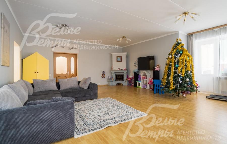 Просторная гостиная с дровяным камином.