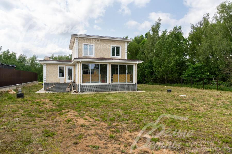 Участок огорожен металлическим прозрачным забором высотой 1,8 м