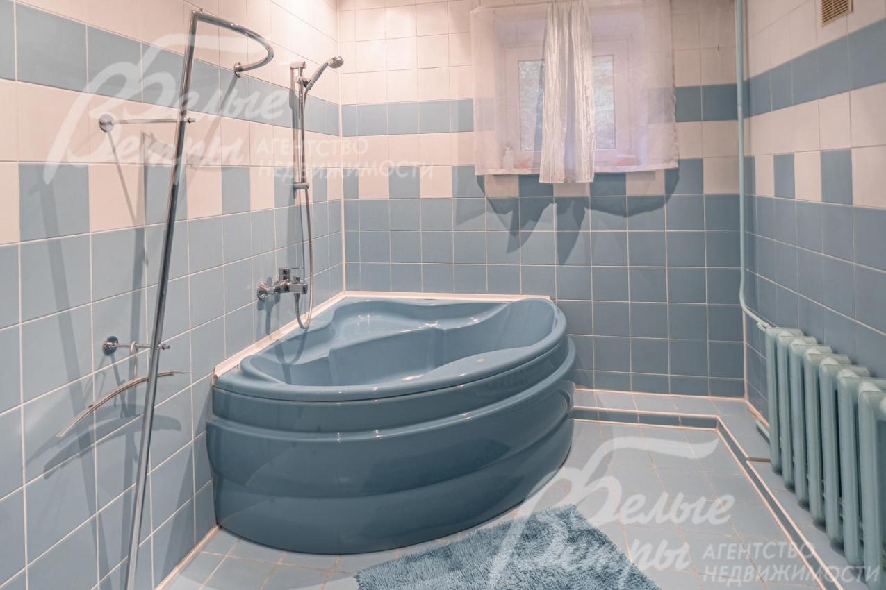 Санузел с ванной при мастер-спальне