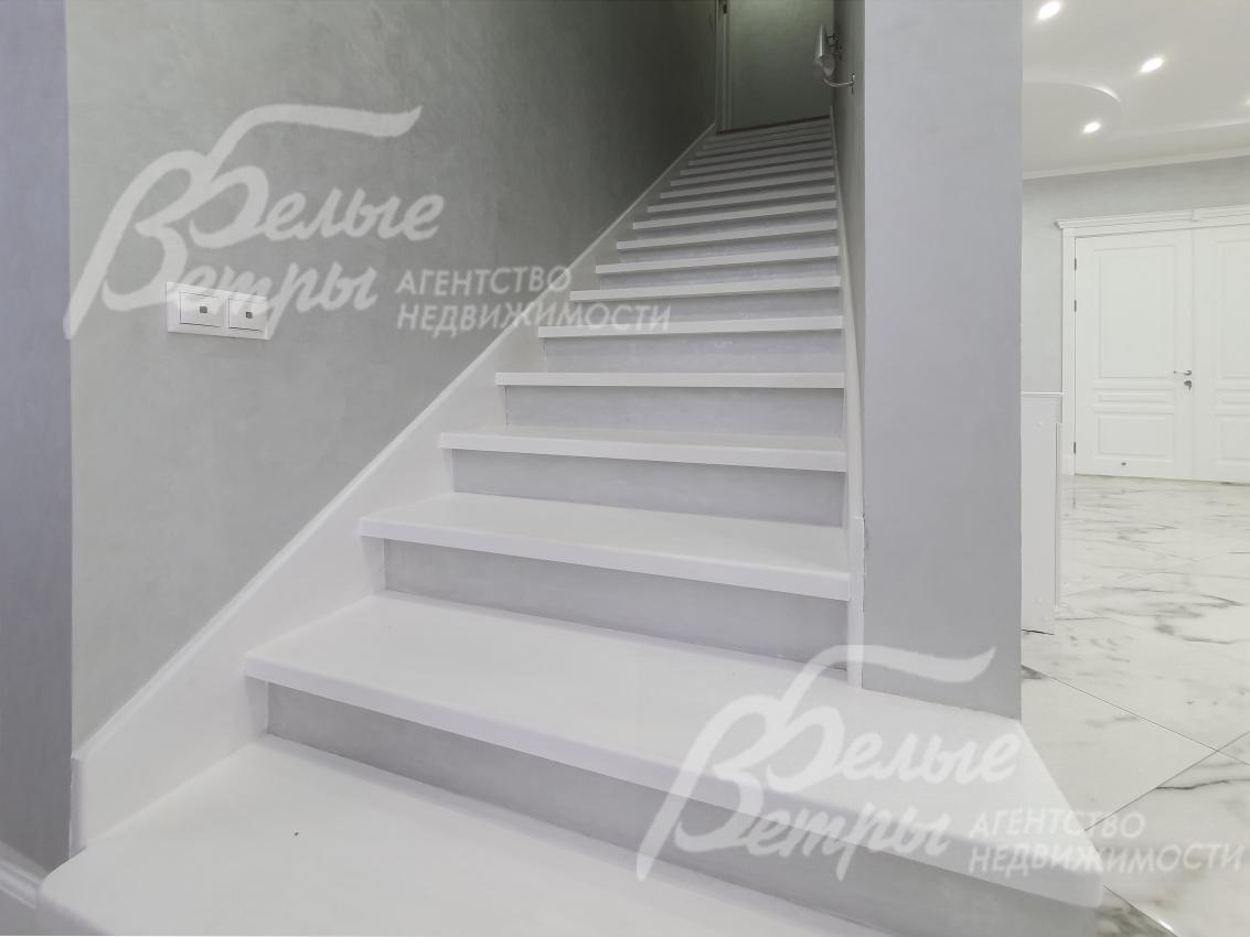 Лестничный марш со ступенями из массива дерева