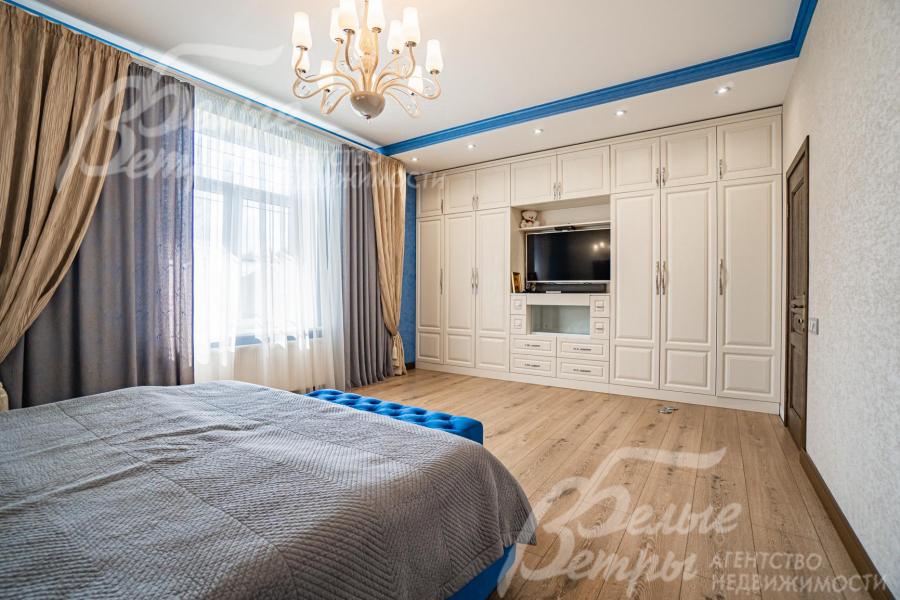 В спальне большой шкаф