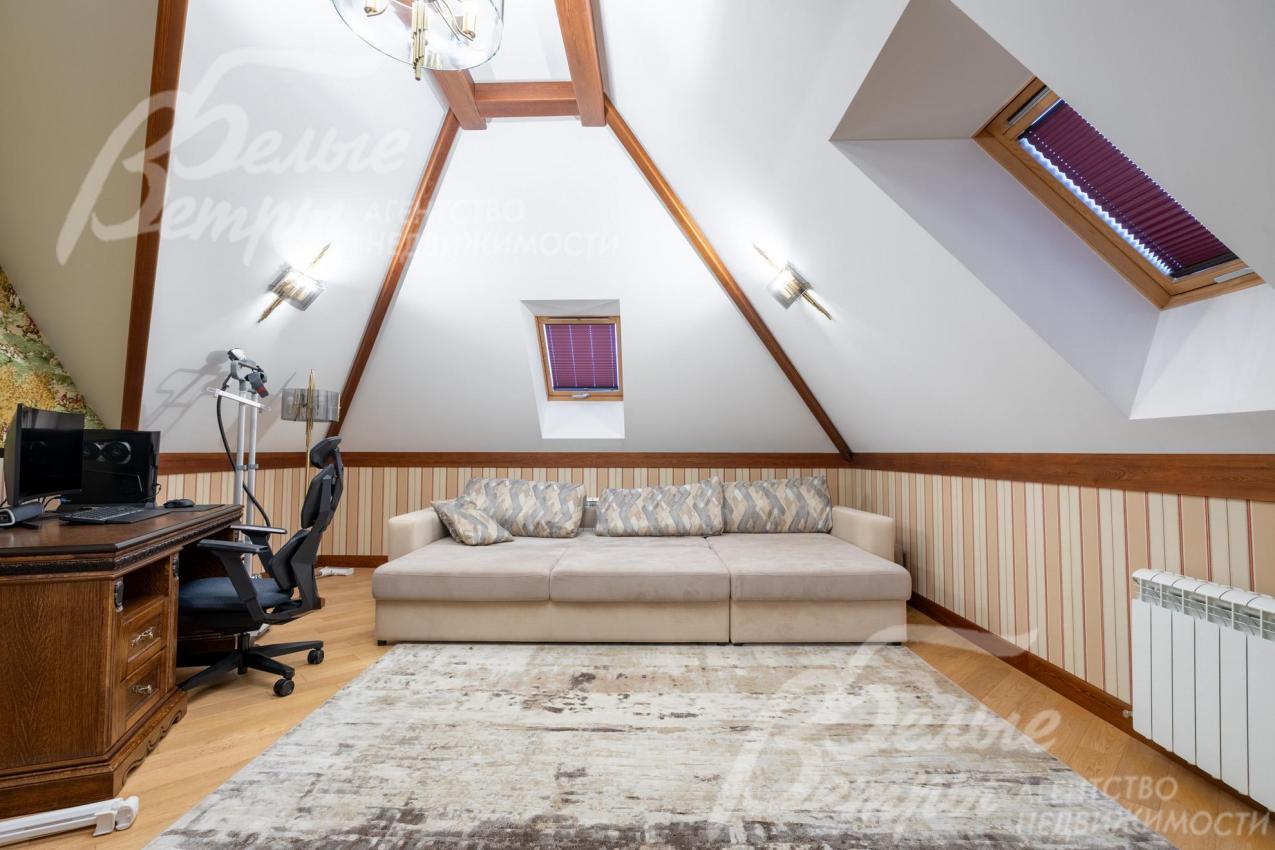 Кабинет на мансардном этаже с рабочим местом и диваном. Также на мансардном этаже - 2 спальни и просторный холл