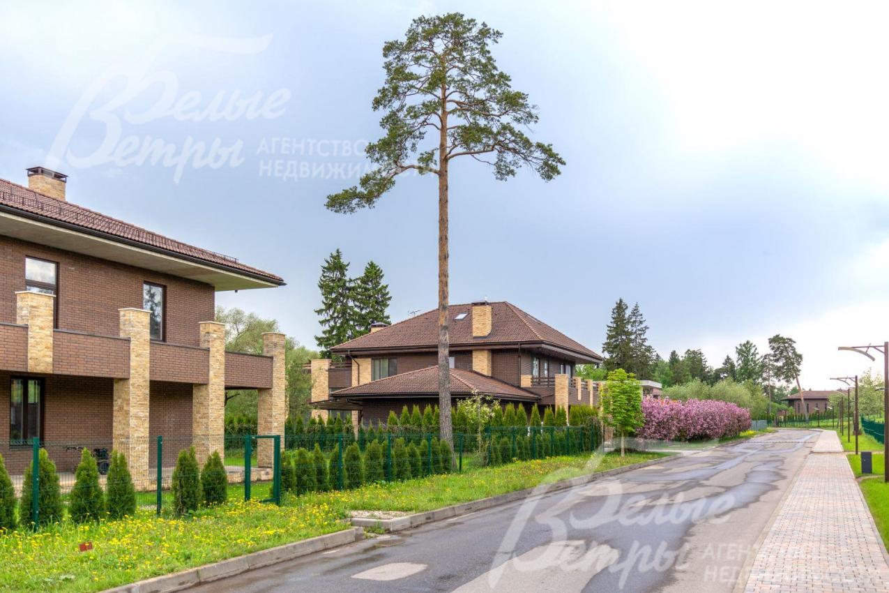 Асфальтированные и освещенные дороги в поселке