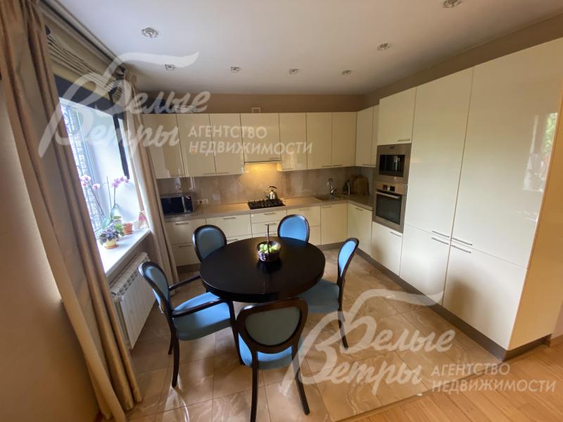 Установлен встроенный кухонный гарнитур со всей необходимой техникой