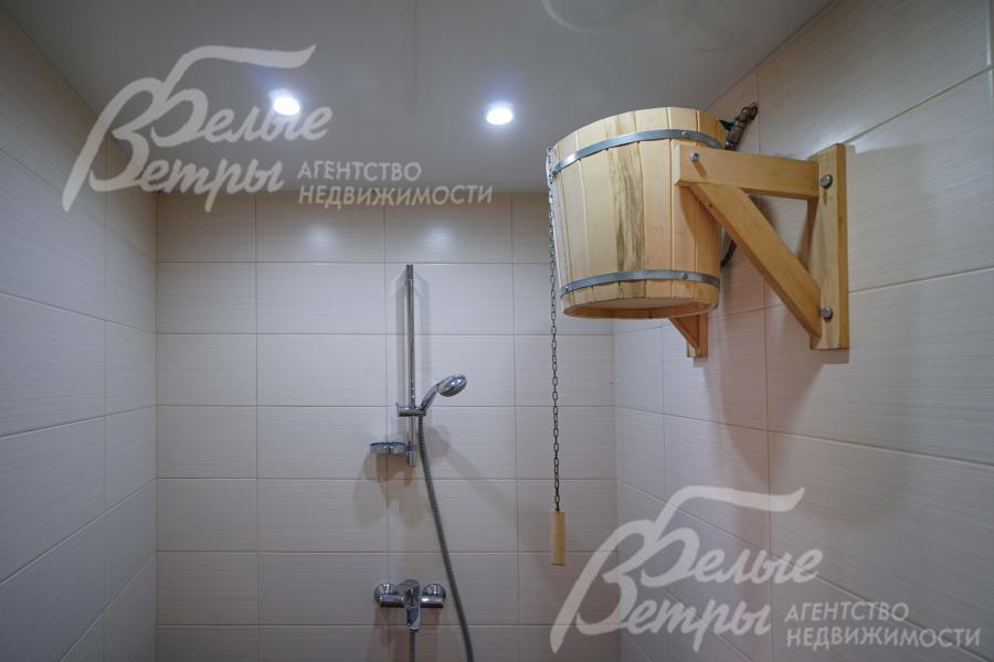 Душевая с спа-зоне с большим обливным ведром