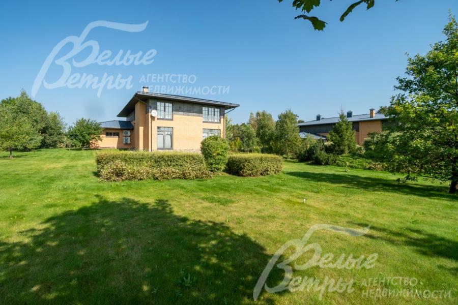 На участке выполнен ландшафтный дизайн.