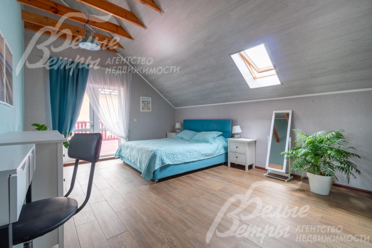 Одна из спален на втором этаже с мансардным окном и выходом на просторную крытую террасу 41,5 кв.м