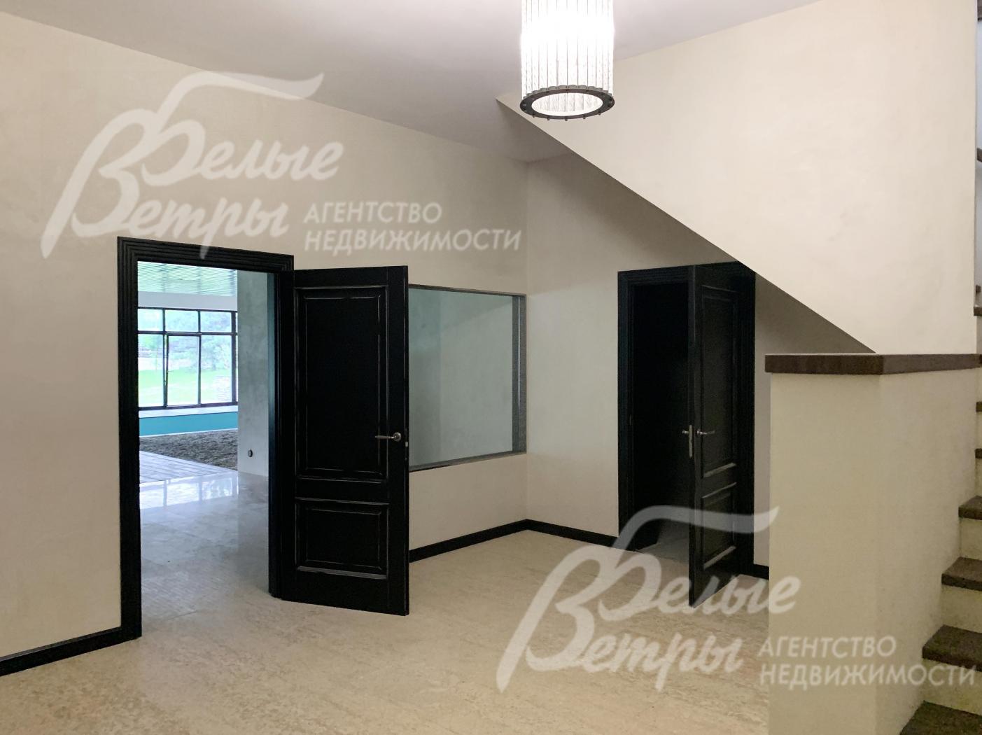 Холл в цоколе