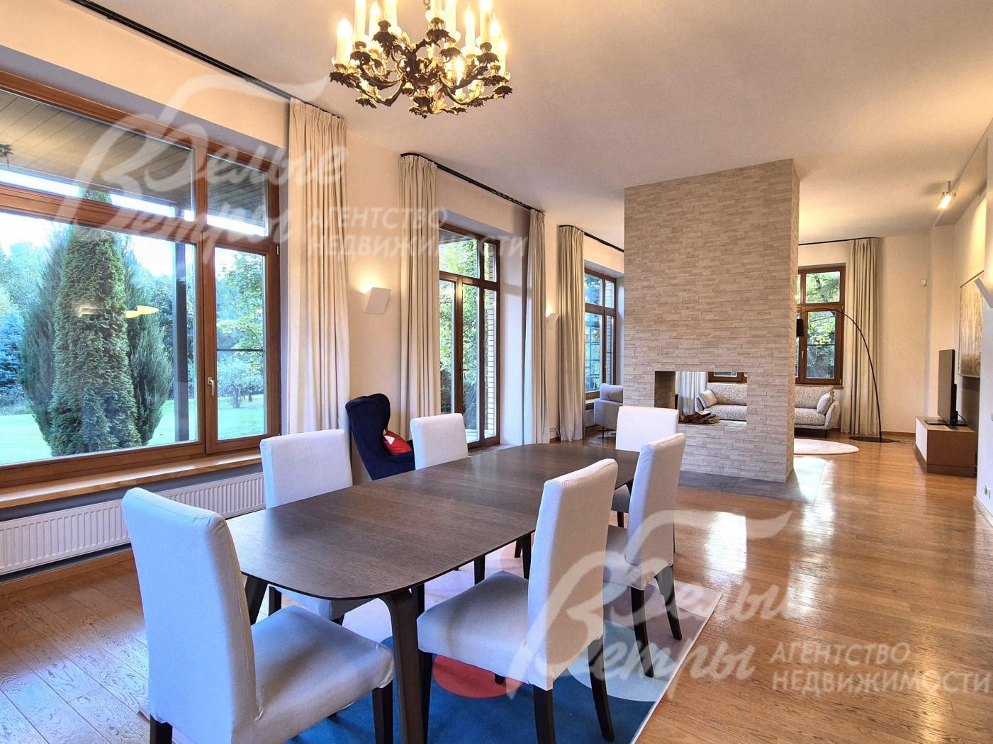 Высокие потолки и панорамное остекление.