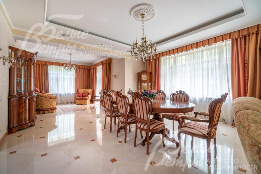 Светлая гостиная-столовая с полом из натурального мрамора