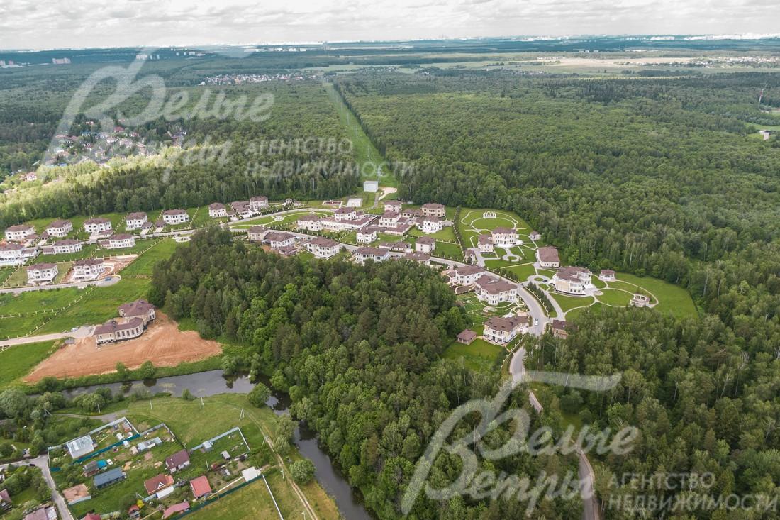 Поселок Идиллия на берегу реки Пахра