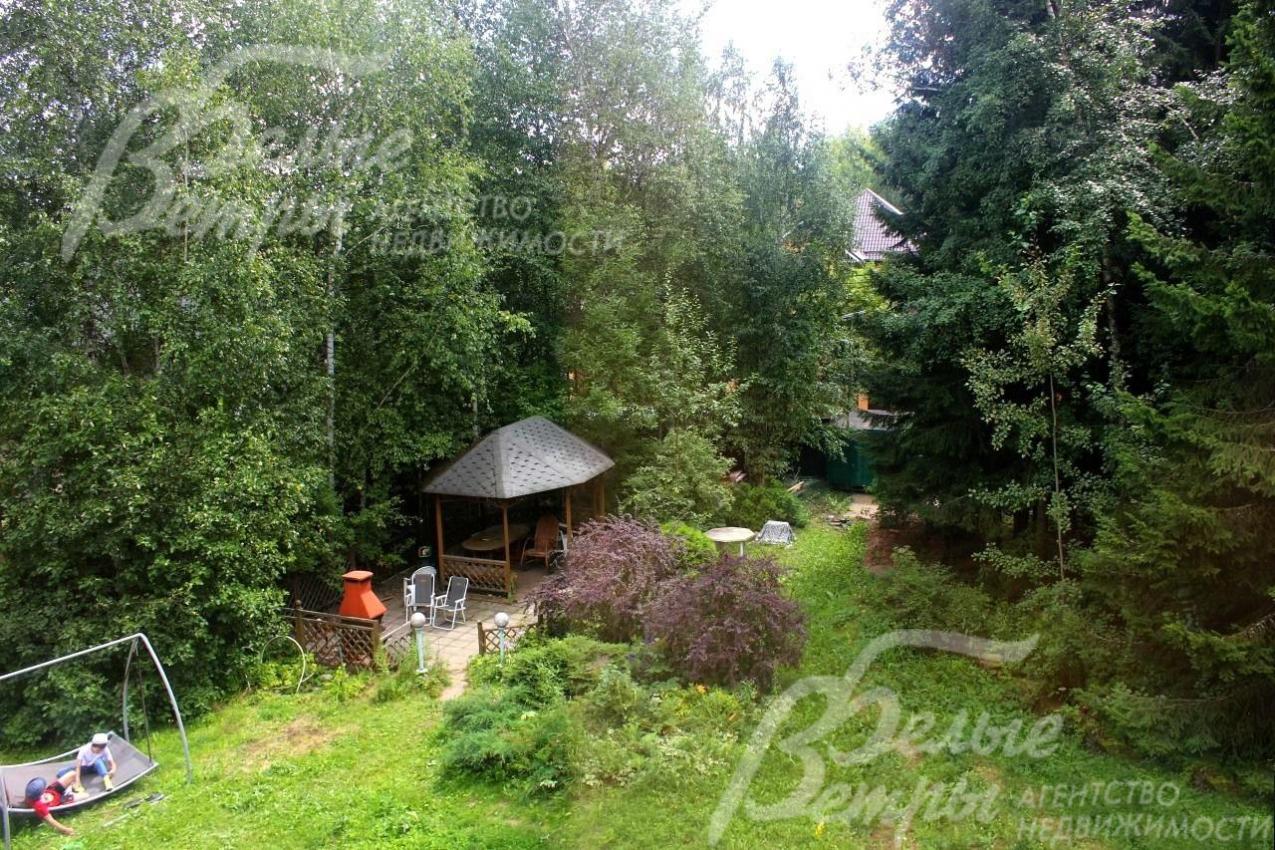 На участке 19 соток беседка с барбекю, качели, множество лесных и декоративных деревьев и кустарников
