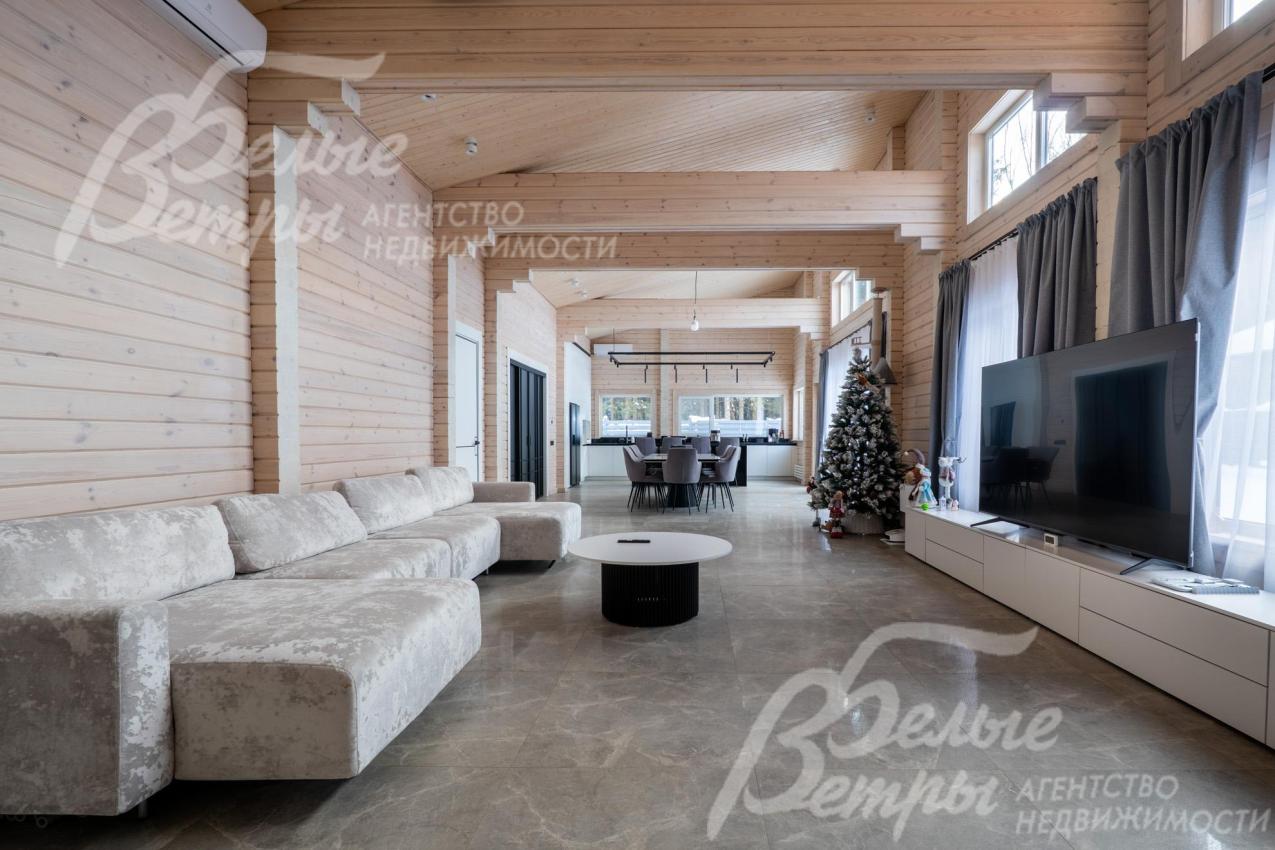 Объединённое пространство гостиной, кухни и столовой впечатляет своими размерами и выдержано в едином стиле