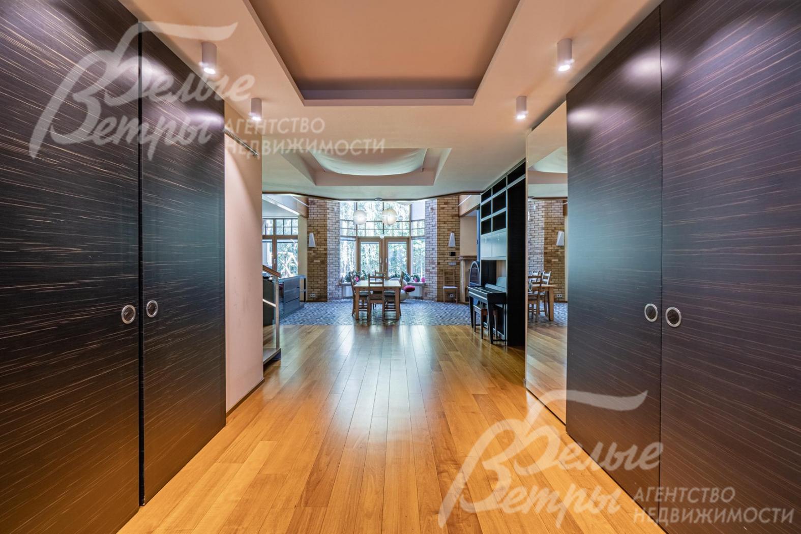 Холл 13.6 кв.м с гардеробными 