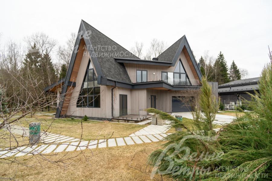 На участке высажены декоративные кустарники и плодовые деревья, участок плавно переходит в окружающий лес — создаётся ощущение жизни на опушке собственного парка